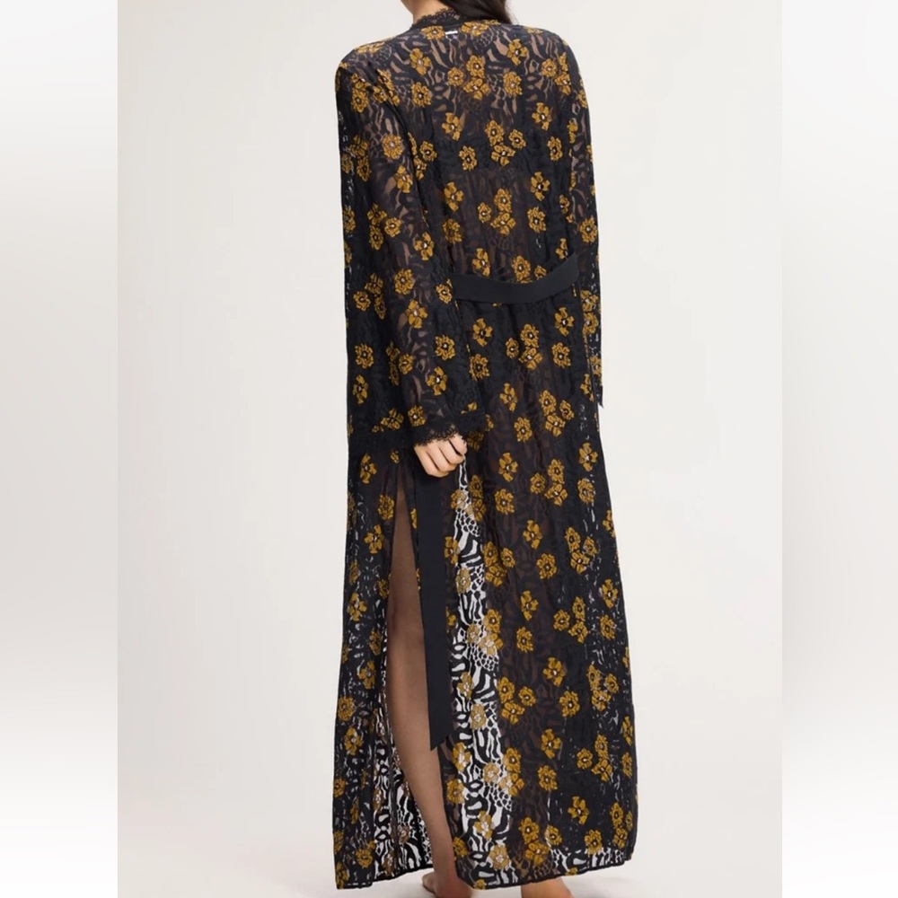 Elegant Navy Blue and Yellow Lace Robe - Picture 2 of 4